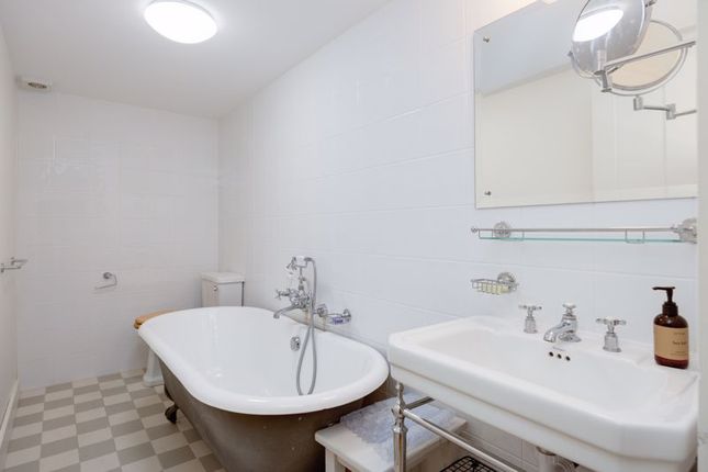 Flat to rent in Bassein Park Road, London