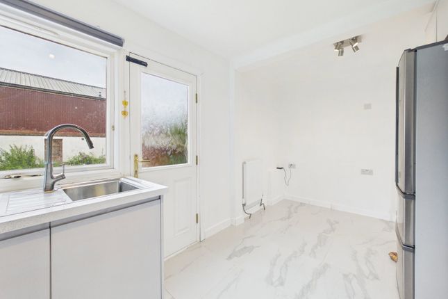 6, Carlyle Court, Livingston photo 4