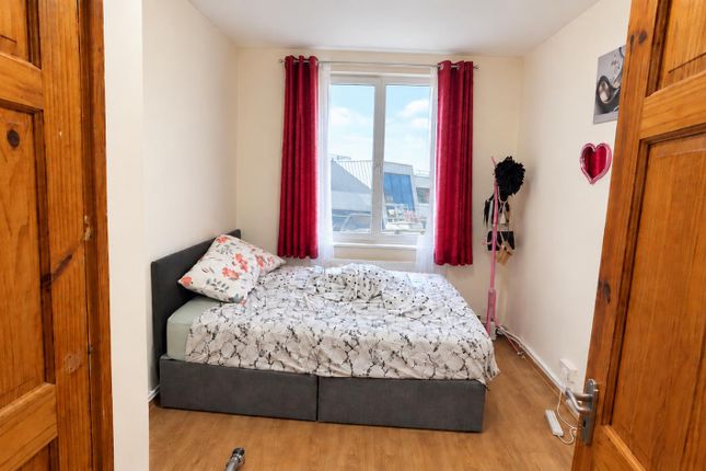 Flat 15 Morrison House, Tulse Hill, Brixton photo 4