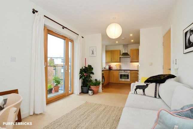 14 Plough Close, London photo 2