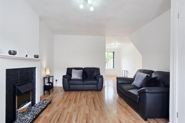 18, Thanes Close, Huddersfield photo 4