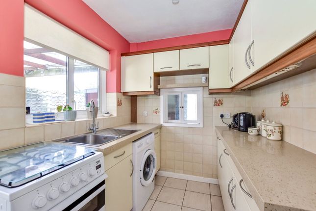 34, Wood Rise, Hillingdon photo 2