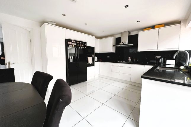4, Vicarage Farm Road, Wellingborough photo 4