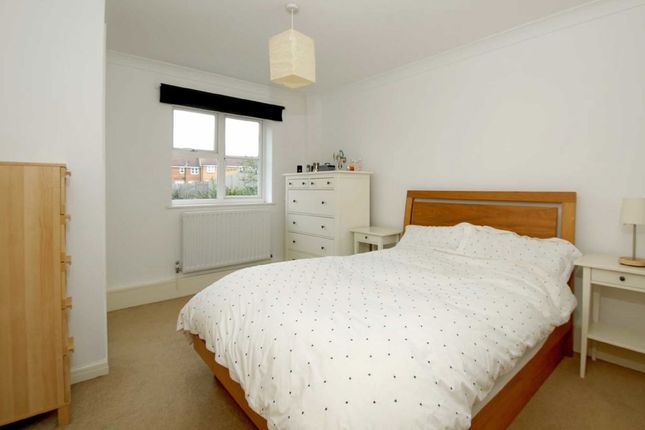 25, Gearing Close, London photo 3
