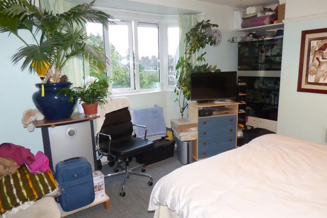 Flat for sale in Jamaica Road, London