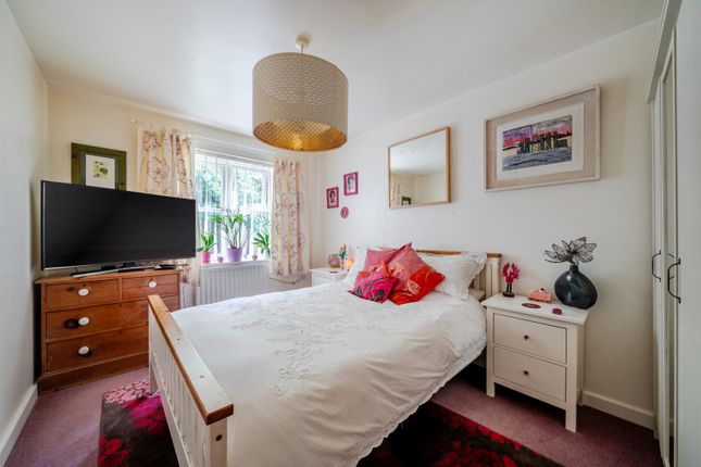 4, Beaumaris Gardens, London photo 4