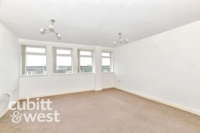 Flat 14, Stratton House, Greywell Road, Havant photo 4