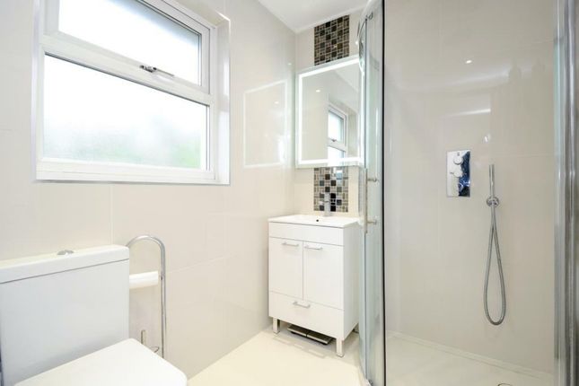 16 Hyacinth Close, Hampton photo 4