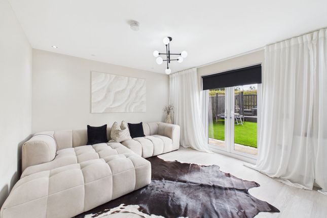 66 Skylark Gardens, Glasgow photo 2