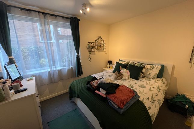 Flat 3, Farnham Court, Bond Lane photo 4