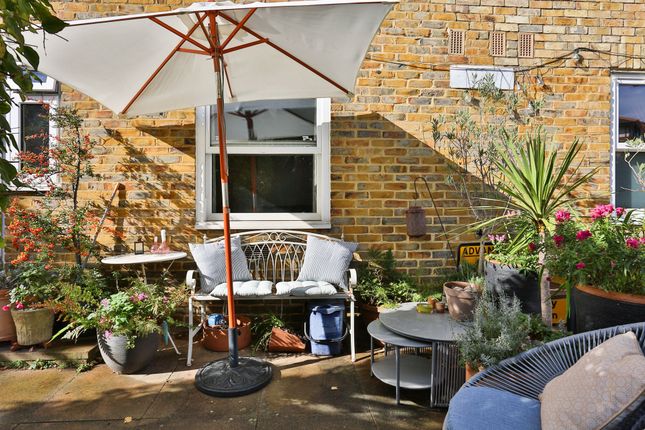 Flat 7, Victoria Park Court, London photo 4