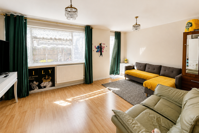 85, Walton Court, WOKING photo 4