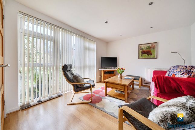 7, Fisher Rowe Close, Guildford photo 3