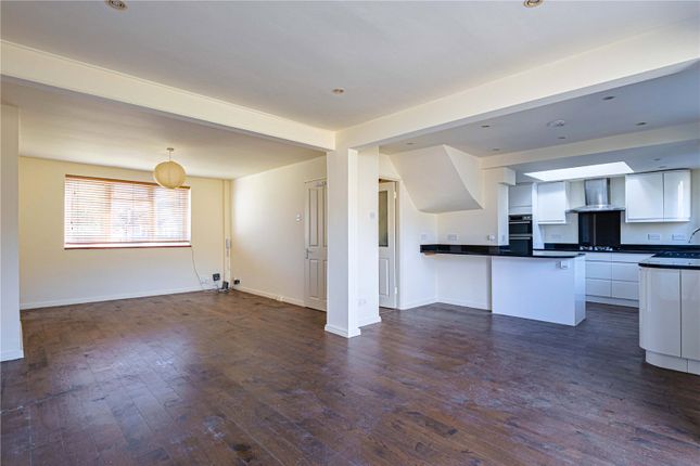 253, Park Avenue, Hertfordshire photo 2