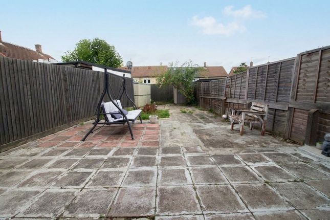 102 Hayling Road, Watford photo 4