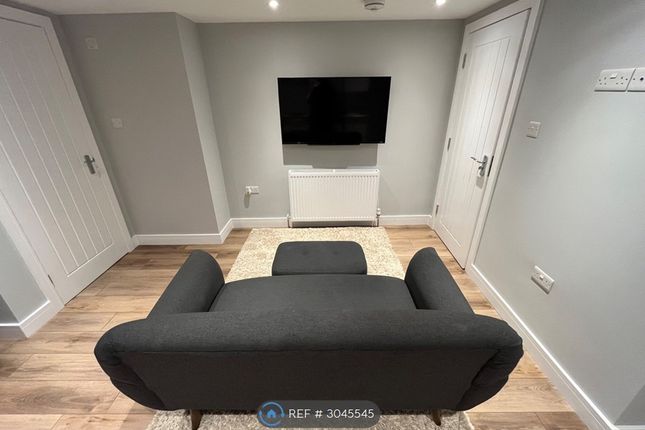 Studio, Alexandra Ave, Luton photo 2