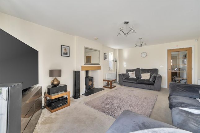 8, Neville Close, Wokingham photo 3