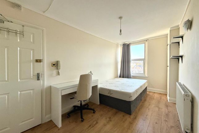 Studio house on 2, 6, Hogarth Road, London, £1,100/mo