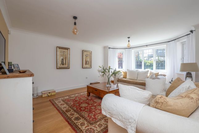 4 Darlow Drive, Stratford-Upon-Avon photo 2