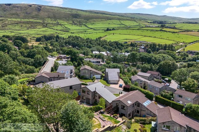 6, Fatherford Close, Saddleworth photo 3