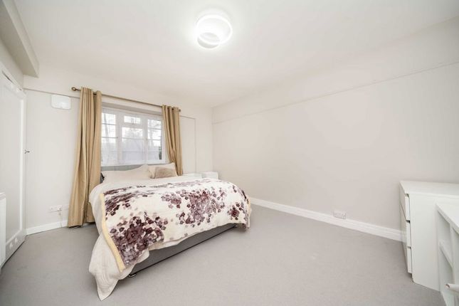 Flat 29, Gunnersbury Court, Bollo Lane, London photo 4