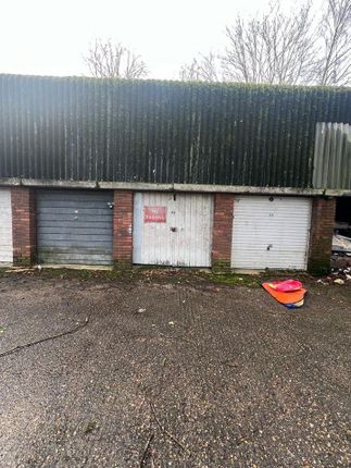 Parking/garage to rent in Starpoint, Luton