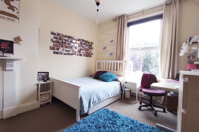 Bright, Well-Kept Double Bedroom With A Comfy Bed,...