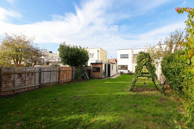 Grand Avenue, Surbiton photo 5