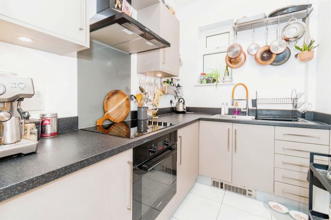 Flat for sale in The Avenue, Southampton