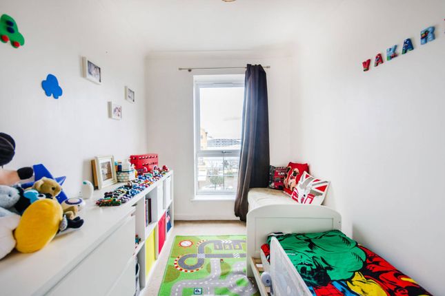Flat to rent in Windsor Hall, Royal Docks, London