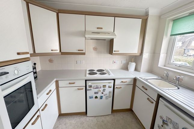 49 Potters Court, Darkes Lane, Potters Bar photo 4