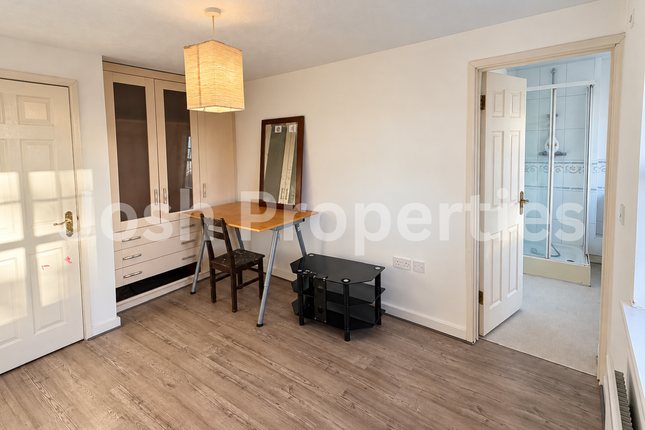 Heathside Close, Ilford photo 4