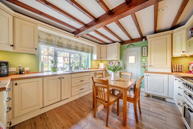 31 Wheatsheaf Close, Woking photo 2