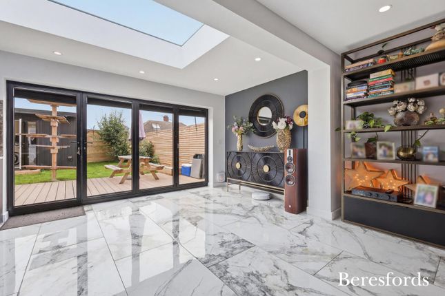 3, Saffron Close, Brentwood photo 4