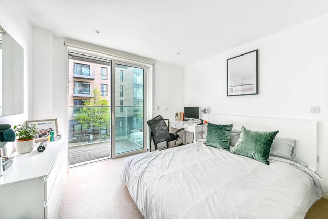 Flat for sale in Riverside Apartments, Manor House, London