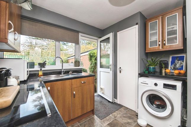 32, Lincoln Close, Honiton photo 3