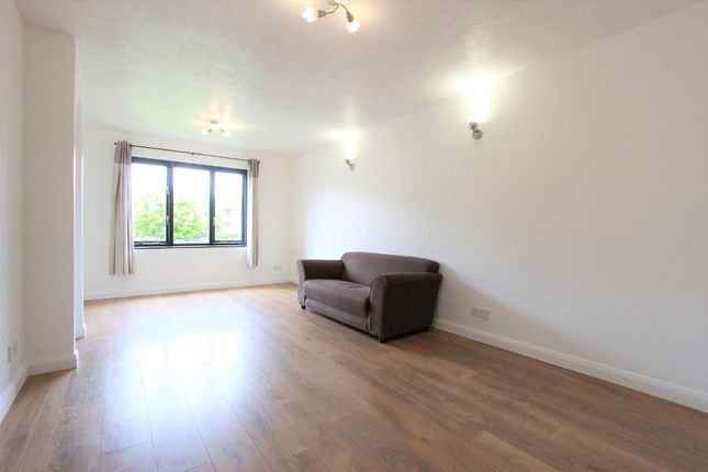 Thumbnail Flat to rent in 10 Maldon Close, Lodnon