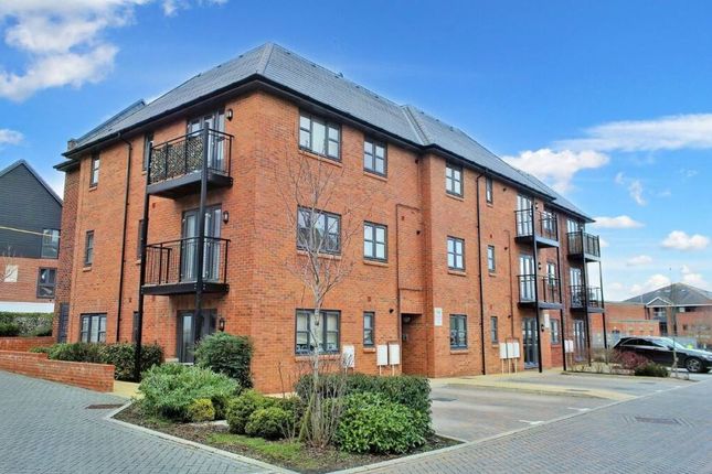 Flat to rent in Carter Court, Hook