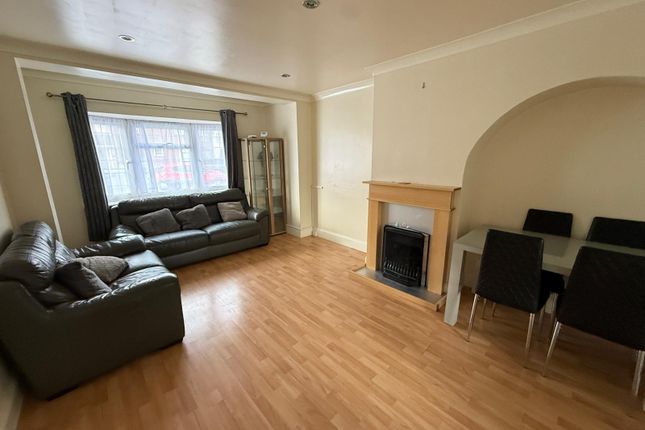 3-Bedroom Terraced House In Dagenham