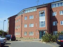 Flat to rent in St. Mark's Place, Dagenham