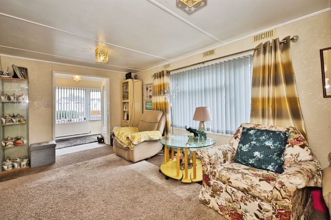 24, Primrose Hill, Somerton photo 4