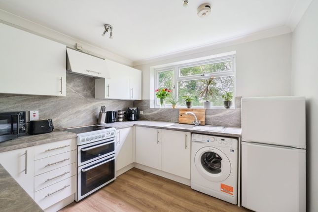 Maple House,Flat 4, Oakfield Drive, Reigate photo 4