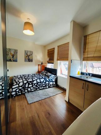 Cosy &amp; Convenient Studio Flat In A Prime Location Â€“ Available 02/10!