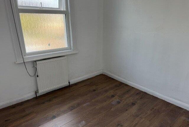 14, Bradbourne Road, Grays photo 5
