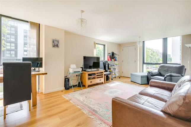 Flat to rent in Canalside Square, Islington