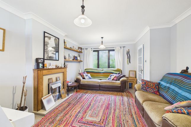 7 Shandys Close, Horsham photo 2