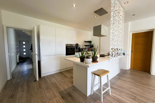 4 Cottage Walk, Roding Lane North, Woodford Green photo 2