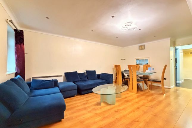 7, Beechcroft Close, Hounslow photo 2