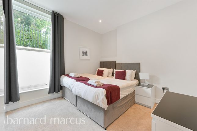 Flat for sale in Oak Hill, Surbiton