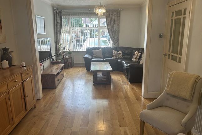96, Fern Lane, Hounslow photo 3